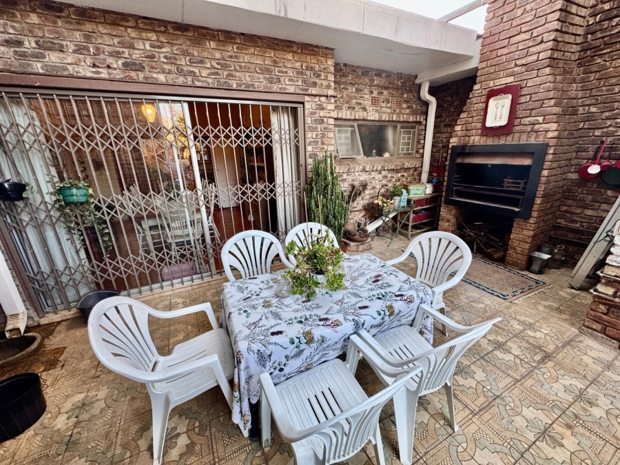 5 Bedroom Property for Sale in Van Der Hoff Park North West